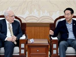 유정복 인천시장, 존스홉킨스대 글로벌 생명공학 교수진 접견 기사 이미지