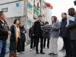 인천 중구, 동화마을 벽화 리뉴얼 사업 추진 중‥지난 10일 김정헌 구청장 현장 방문 기사 이미지