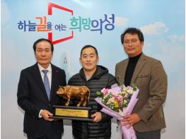 의성군청씨름단 윤필재, 문경오미자장사씨름대회 태백장사 등극 기사 이미지