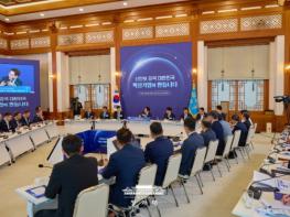이재명 대통령 '2030년까지 기업 가치 1조 원 이상 신안보 기업 5개 육성' 기사 이미지