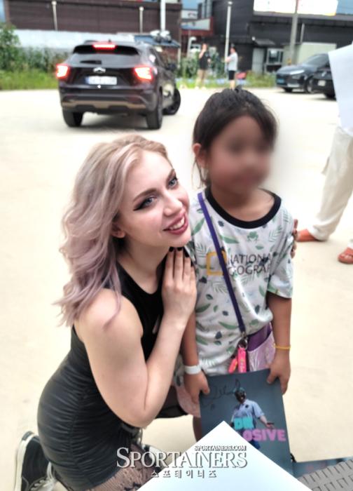 어린 팬과 사진을 찍는 포이즌 로즈 선수 사진  고초록 기자