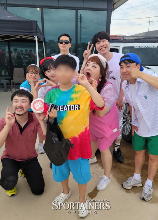 어제20일 열린 PWS피닉스 럼블 대회 후 어린이 팬과 사진을 찍는 포이즌 로즈 선수 사진  고초록 기자