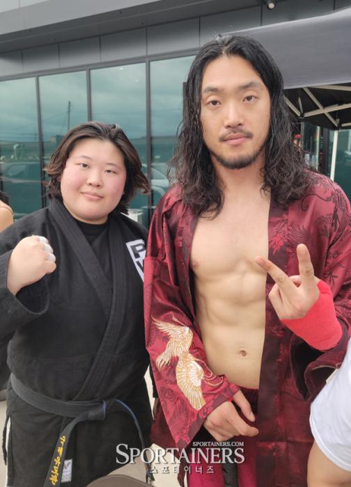어제20일 열린 PWS피닉스 럼블 대회 후 어린이 팬과 사진을 찍는 포이즌 로즈 선수 사진  고초록 기자