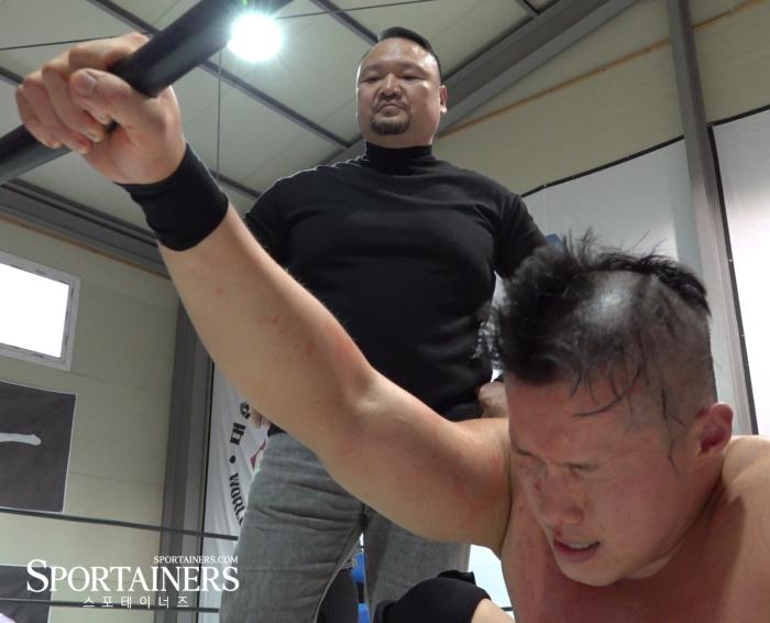 홍상진 WWA 대표와 벨트를 빼앗긴것도 모자라 머리카락 까지 잘린김민호 사진 고초록 기자