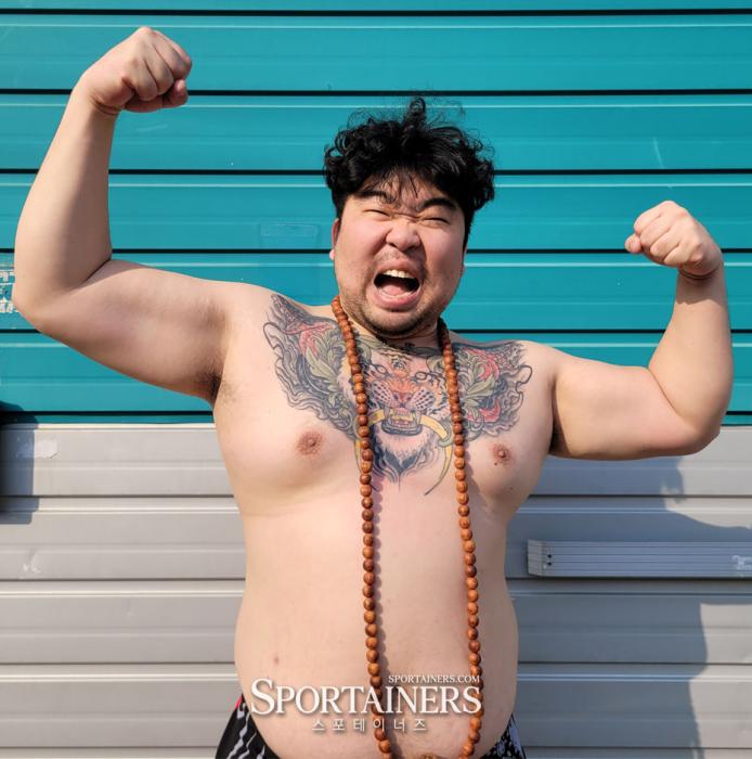 승리 후 위풍당당한 동쉔의 포즈 사진 고초록 기자