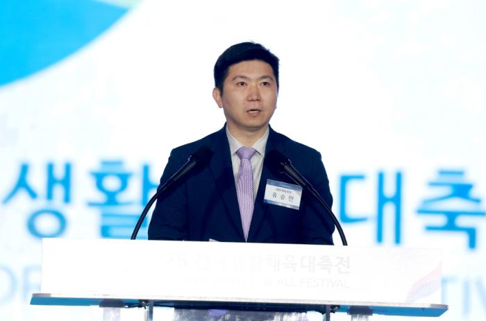 유승민 대한체육회장의 진지한 연설 기사 이미지