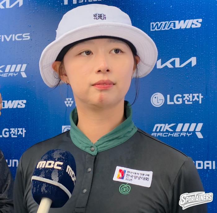 3일 광주 518 민주광장에서 열린 현대자동차 정몽구배 한국양궁대회 2025 리커브 여자부 우승자 임시현이 대회 후 취재진들과 인터뷰를 하고 있다  사진고초록 기자