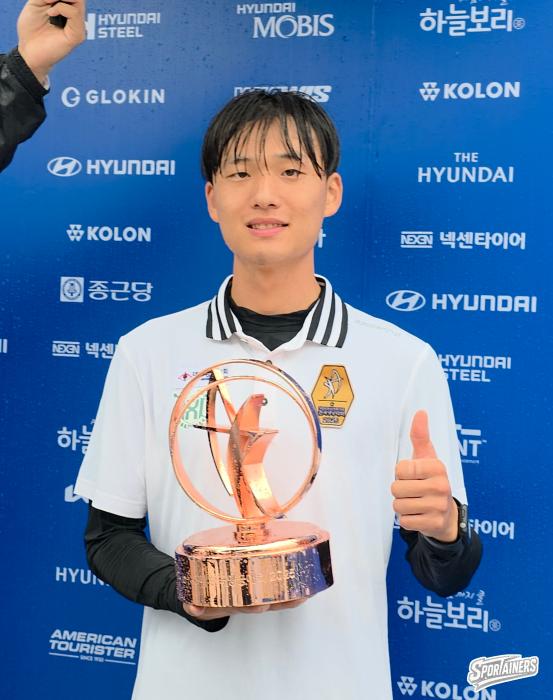 3일 광주 518 민주광장에서 열린 현대자동차 정몽구배 한국양궁대회 2025 리커브 남자부 우승자 김종우한국체대가 트로피를 들고 포즈를 취하고 있다  사진고초록 기자