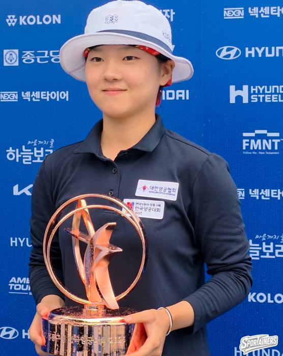 3일 광주 518 민주광장에서 열린 현대자동차 정몽구배 한국양궁대회 2025 컴파운드 여자부 우승자 박리예부개고가 트로피를 들고 포즈를 취하고 있다  사진고초록 기자