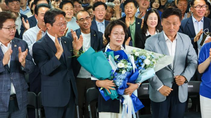 추미애, 헌정 사상 첫 '여성 광역단체장' 당선… 차기 대권 주자로 우뚝 기사 이미지